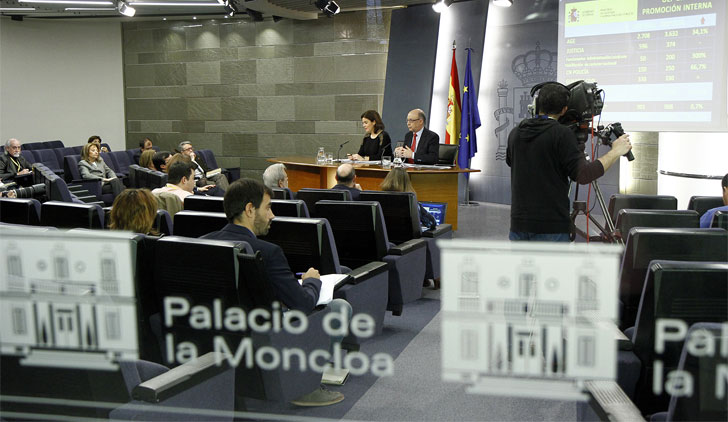 Soraya Saénz de Santamaría y Cristóbal Montoro en rueda de Prensa tras el Consejo de Ministros