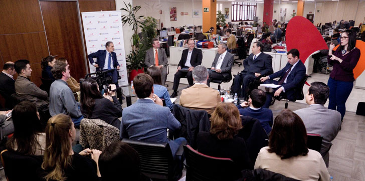 Sala con los asistentes al encuentro informativo y los ponentes