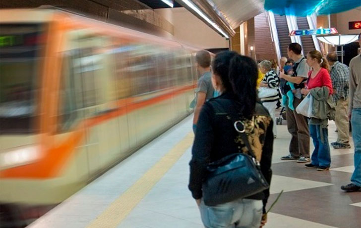 Pasajeros esperan el metro en el andén