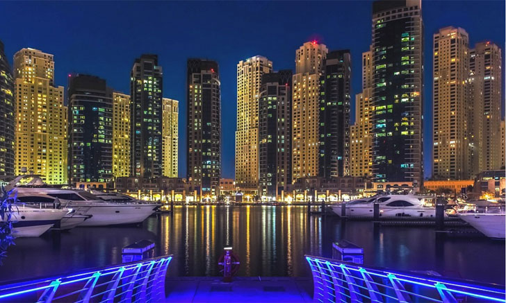 Perfil de la ciudad de Dubai por la noche