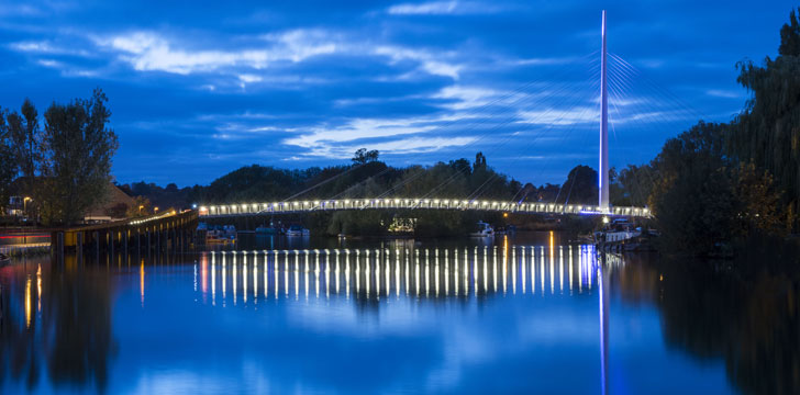 Puente sobre el río Támesis con iluminación LED