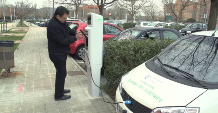 Punto de recarga de vehículo eléctrico en la Universidad de Alcalá de Henares