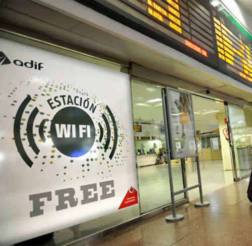 Cartel informativo en la estación de Chamartín sobre WiFi gratuita