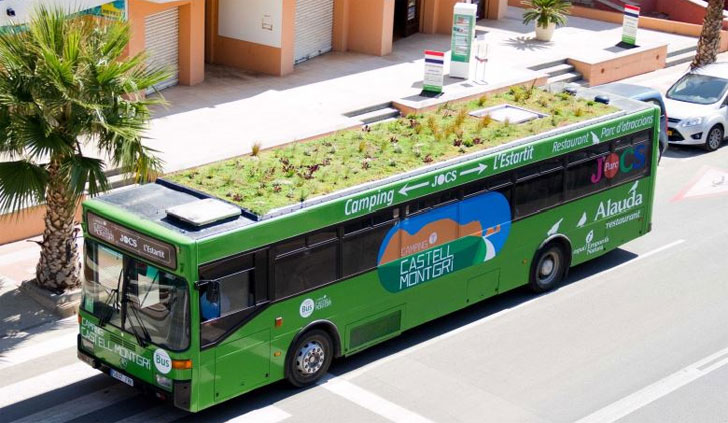 Autobús urbano cuyo techo ha sido convertido en un jardín en movimiento