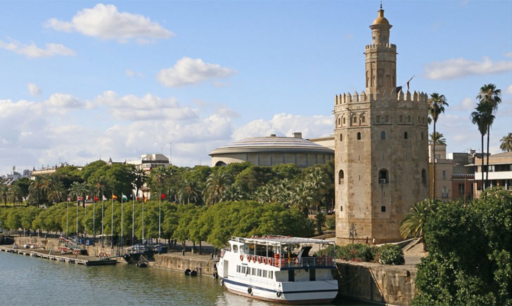 Orilla del río Guadalquivir en Sevilla, con la Torre del Oro al fondo