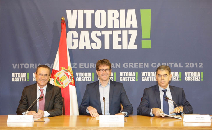 El alcalde de Vitoria-Gasteiz junto a otros representantes municipales