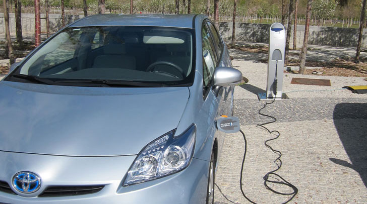 La isla de La Palma instalará tres puntos de recarga de vehículo eléctrico. Coche recargando energía en un poste