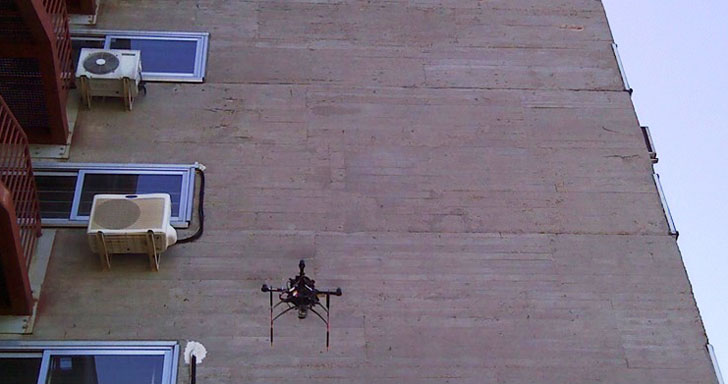 A través del uso de un sistema a bordo de un dron se pueden detectar posibles patologías en las fachadas. Un dron volando junto a un edificio
