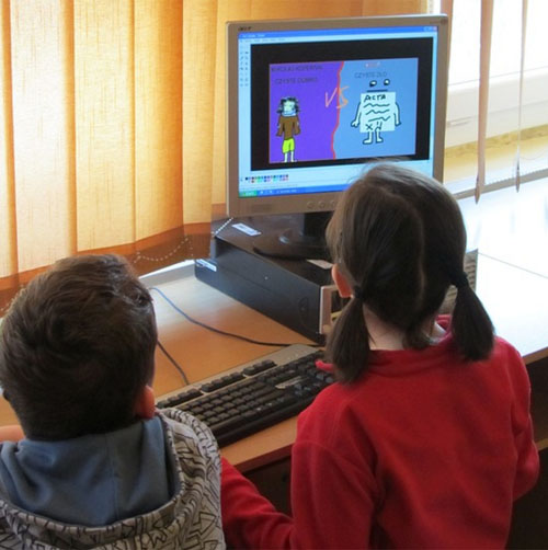 Unos 4.000 colegios utilizan plataformas educativas y de gestión. Niños estudiando con un ordenador