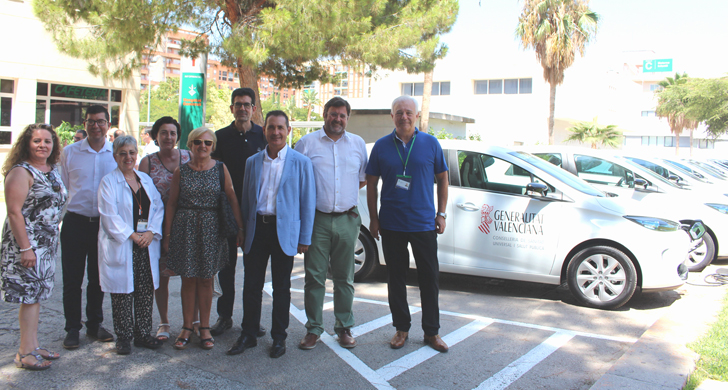 Vehículos eléctricos para la hospitalización domiciliaria en Valencia. Presentación de los vehículos junto al equipo médico
