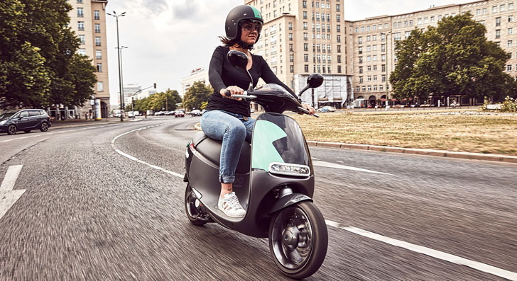 Nuevo servicio de scooter sharing en Berlín. Una usuaria circula con una de las motos eléctricas de alquiler