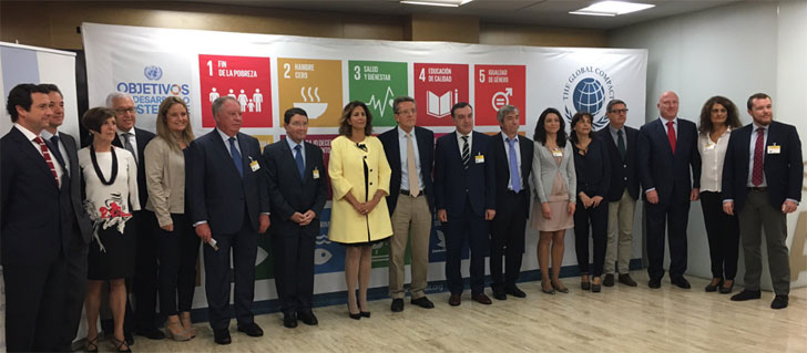 Foto de familia de representantes de las 13 empresas privadas que se unen al acuerdo por el turismo sostenible