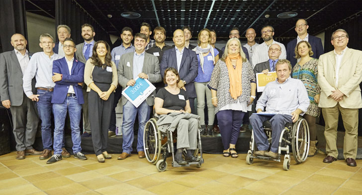 Foto de familia de los premiados en el concurso 'Apps para todos'