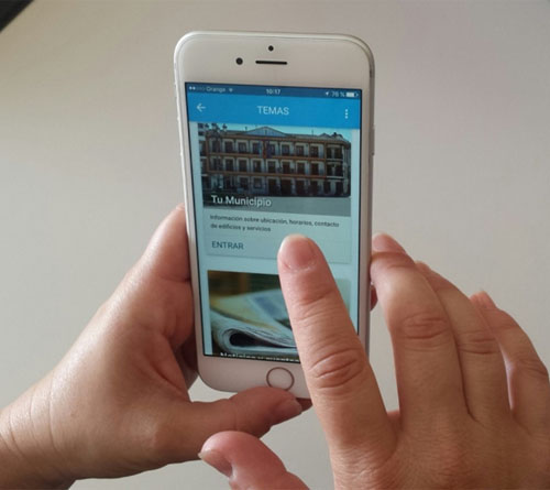 Un teléfono inteligente con la aplicación 'Participa' de Ciempozuelos