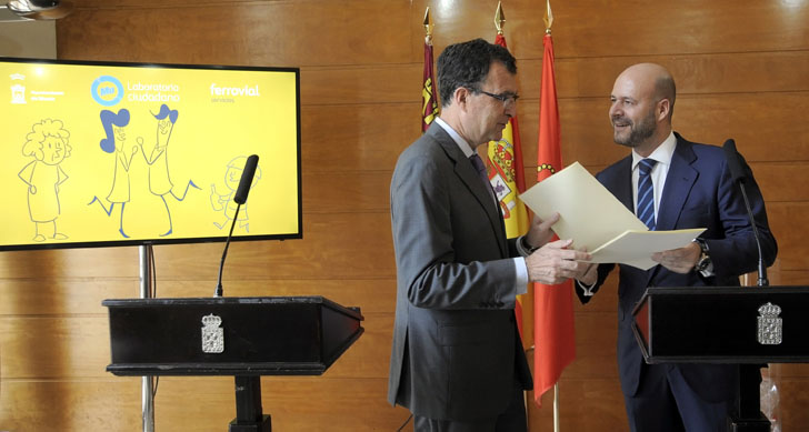 Firma del convenio entre el Ayuntamiento de Murcia y Ferrovial Servicios para crear el Laboratorio Ciudadano de Recogida de Residuos