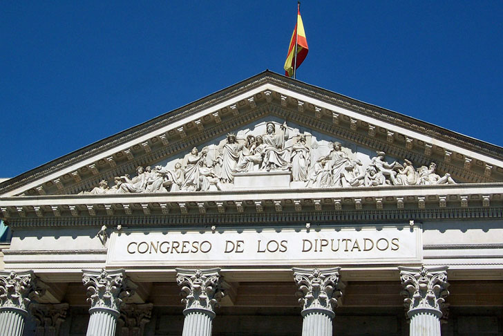 Fachada del Congreso de los Diputados donde se debe aprobar los nuevos Proyectos de Ley sobre contratación pública como herramienta de políticas mediombientales y de I+D