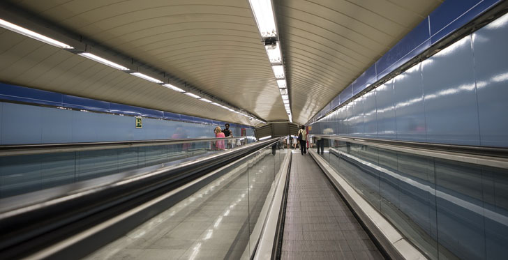 Pasillo del metro de Madrid accesible para todas las personas, a los que se sumarán los nuevos ascensores 