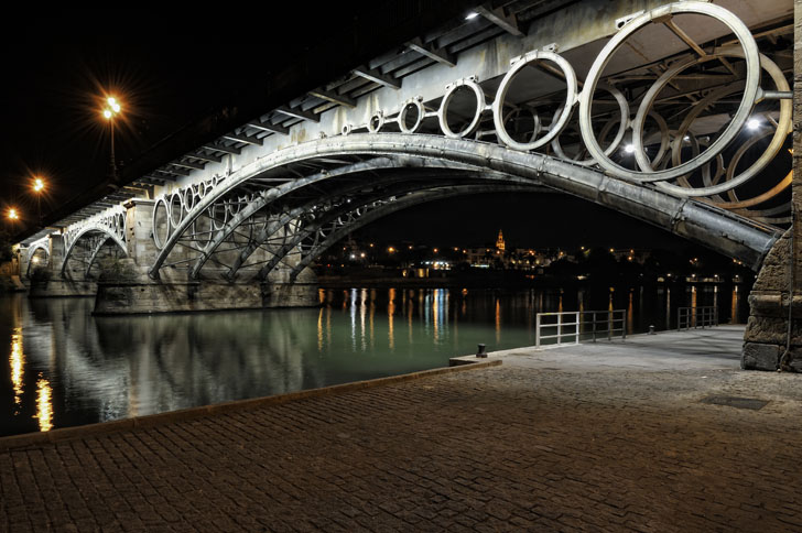 El Puente de Triana tiene nueva iluminación LED más eficiente y ha reducido sus emisiones CO2