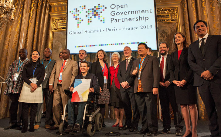 Representantes de las 15 ciudades que forman parte del proyecto Regional de Gobierno Abierto durante la Cumbre de la Alianza para el Gobierno Abierto celebrada en París.