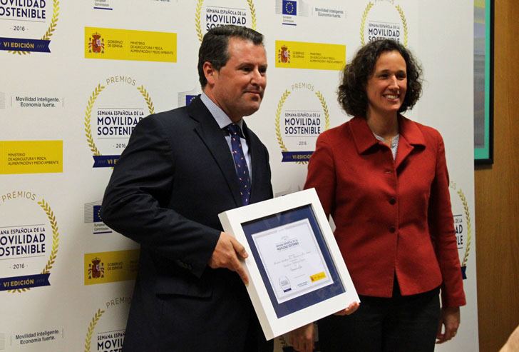 Entrega de premios de la Semana Española de la Movilidad Sostenible. Directora de la Oficina de Cambio Climático junto a uno de los representantes de los ayuntamientos premiados.