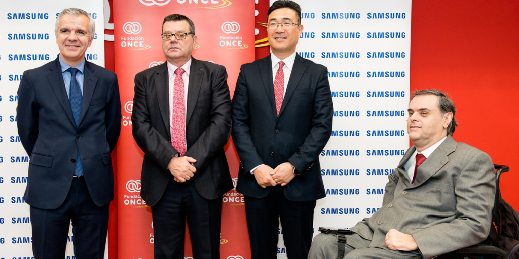 Firmantes del convenio entre Samsung y la Fundación ONCE para favorecer la inclusión a través de las TIC.