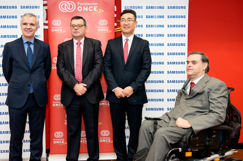 Firmantes del convenio entre Samsung y la Fundación ONCE para favorecer la inclusión a través de las TIC.