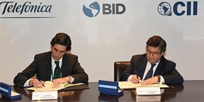 El presidente ejecutivo de Telefónica y el presidente del BID firmando la alianza para la transformación digital de Latinoamérica.