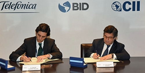 El presidente ejecutivo de Telefónica y el presidente del BID firmando la alianza para la transformación digital de Latinoamérica.