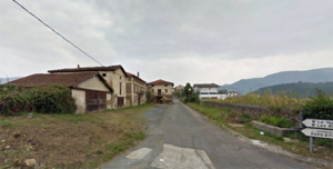 Carretera y viviendas al borde la calzada del Barrio ”Las Rivas”- Sopuerta