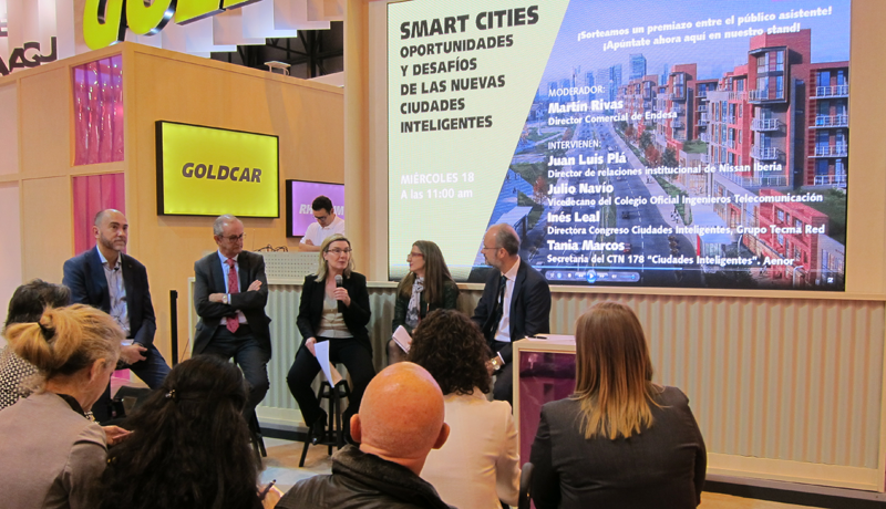 Cinco participantes en la mesa redonda sobre las Smart Cities celebrada en el marco de Fitur.