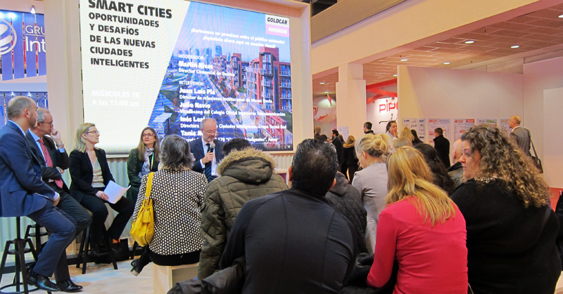 Público escucha a los participantes en la mesa de debate que abordaron la vinculación entre smart cities y destinos turísticos inteligentes.