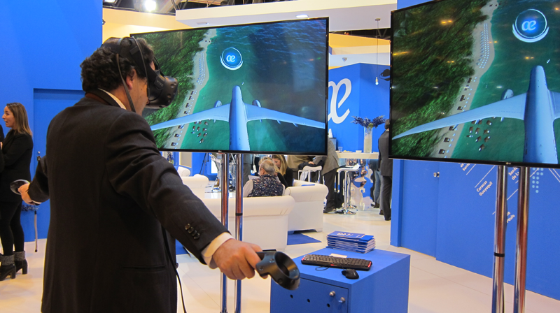 Un visitante de Fitur prueba un simulador con gafas de realidad virtual, ejemplos de tecnologías que se aplican a los destinos turísticos inteligentes.