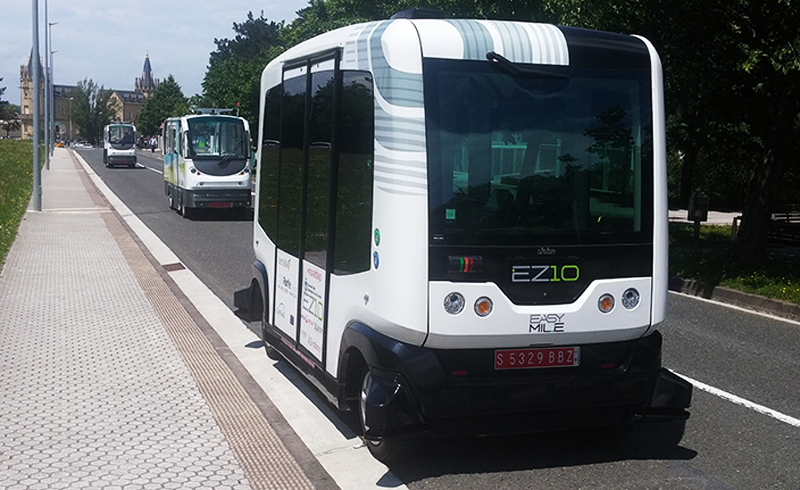 La lanzadera eléctrica sin conductor de la startup EasyMile, circulando por San Sebastián.