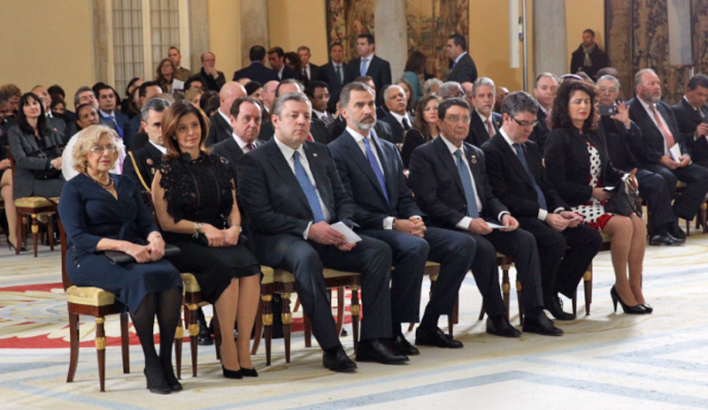 El rey Felipe VI, sentado junto a otras autoridades, presidió el lanzamiento del Año Internacional del Turismo Sostenible para el Desarrollo en Madrid.