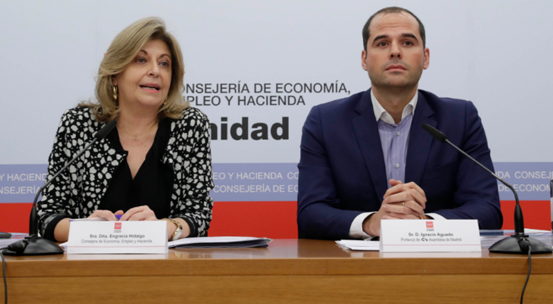 Engracia Hidalgo, consejera de Economía, Empleo y Hacienda, e Ignacio Aguado, portavoz de Ciudadanos, presentando el Plan Estratégico de Innovación y Modernización dela Gestión Pública de la Comunidad de Madrid.