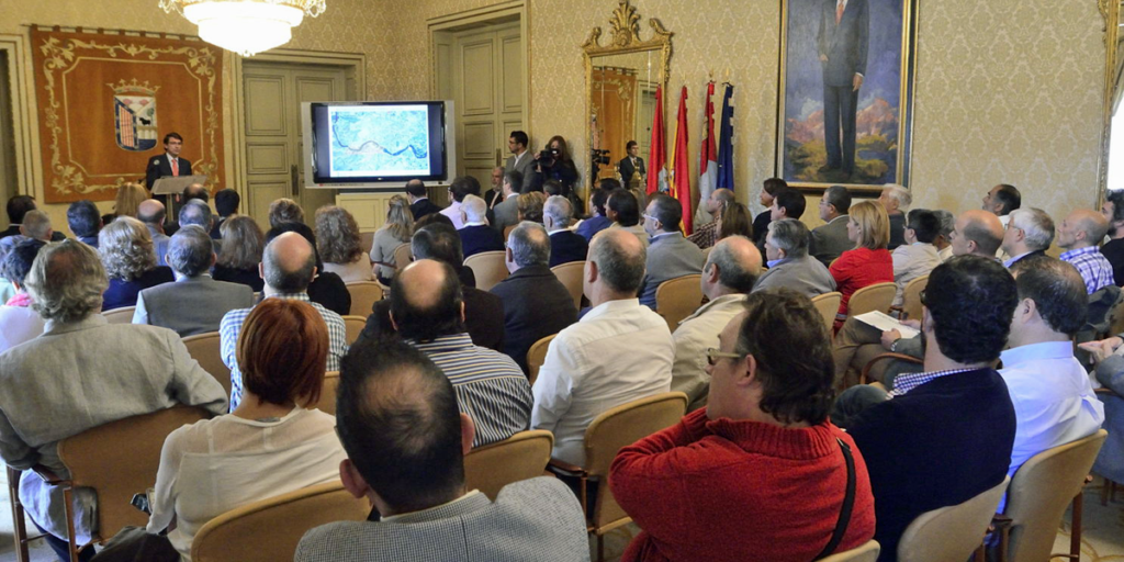 El alcalde de Salamanca informó a asociaciones, empresas y entidades sobre la próxima convocatoria de propuestas de desarrollo urbano sostenible para la Estrategia Tormes+.