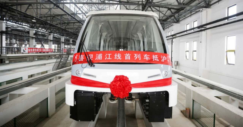 Frontal del vehículo de transporte automatizado de pasajeros, es decir, metro sin conductor, que Shangái incorpora a su red de transporte.