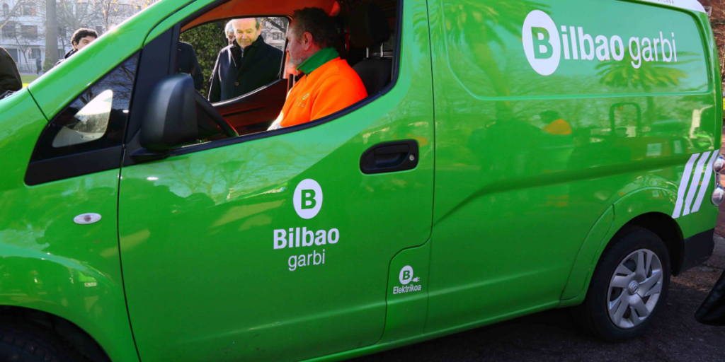 Furgoneta eléctrica de color verde que forma parte de la flota de vehículos eléctricos del servicio de jardinería de Bilbao.
