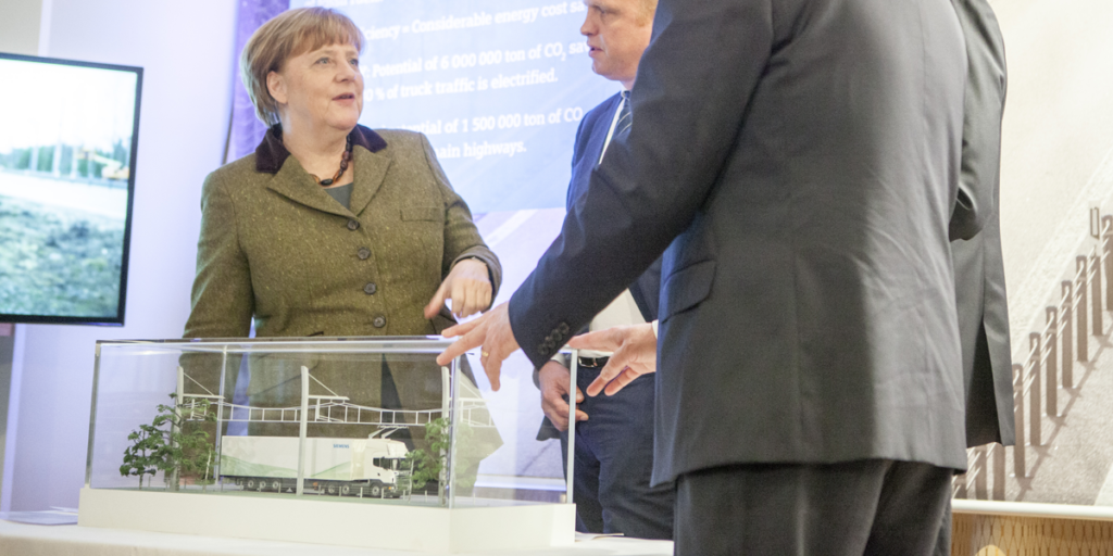 La canciller Merkel junto a representantes de Suecia, Siemens y Scania conoció la tecnología para desarrollar carreteras electrificadas, y firmaron un acuerdo por la movilidad sostenible entre Alemania y Suecia.