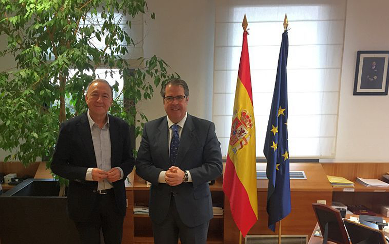 El vicepresidente de Movilidad y Transporte de AMB, Antoni Poveda, y el director general de la DGT, Gregorio Serrano firmaron el acuerdo por el que Barcelona accede a datos de la DGT para controlar los vehículos contaminantes.