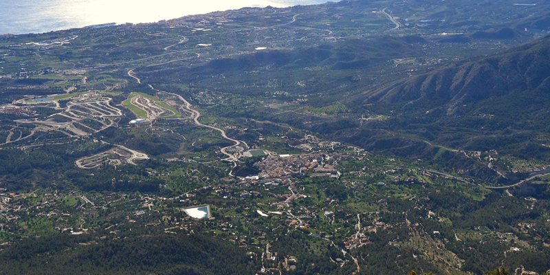 Vista aérea dell municipio alicantino de Finestrat, que desarrolla una estrategia de Destino Turístico Inteligente que genere un modelo replicable en toda la Comunidad Valenciana.