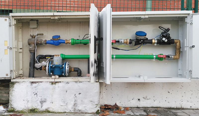 Medidores del flujo del agua instalados en las tuberías de suministro de uno de los pilotos del proyecto de gestión del agua.