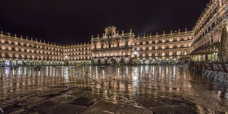 Vista de la iluminación nocturna de la Plaza Mayor de Salamanca, ciudad que utiliza iluminación LED y telegestión entre sus medidas de eficiencia energética.