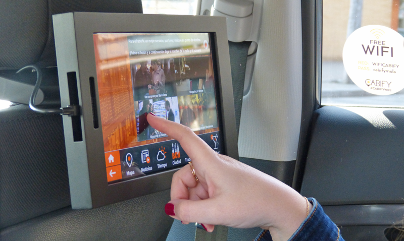 Una tablet integrada en los vehículos de Cabify ofrece información turística georreferenciada y traductor, entre otros contenidos, a los usuarios.