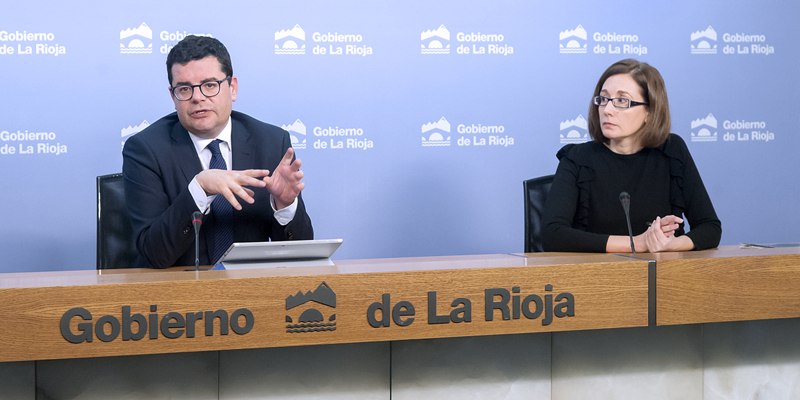 Alfonso Domínguez, consejero de Administración Pública y Hacienda, y Natalia Ríos, directora del Instituto de Estadística de La Rioja, presentaron los nuevos indicadores que miden la digitalización en la Comunidad, el IRIS y el DESI-Rioja
