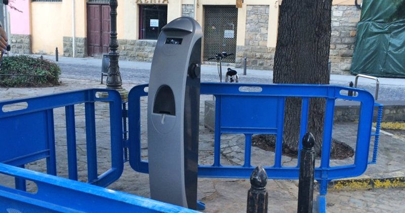 La Plaza de las Cortes de Aragón es la ubicación del primer punto de recarga para coches eléctricos instalado en Jaca.