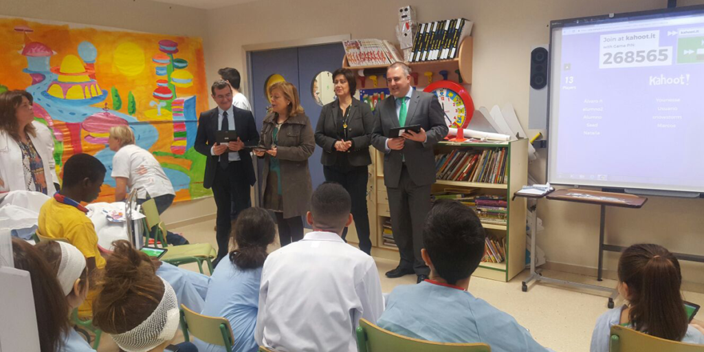 Presentación del programa 'Samsung Smart School' para aprender, en una de las aulas hospitalarias de la Región de Murcial.