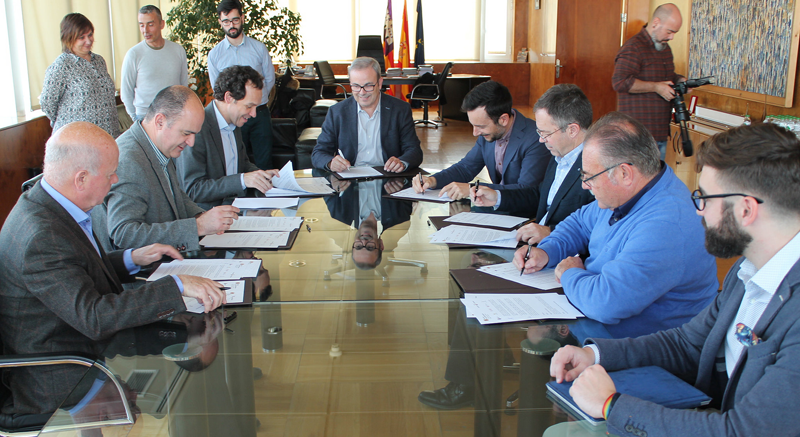 Representantes de las instituciones públicas que firmaron el plan que compromete a los ayuntamientos a ofrecer recarga eléctrica gratuíta en Ibiza.