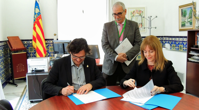 Momento de la firma del convenio. Meliana ha firmado un convenio con la  Generalitat Valenciana para servirse de Red de Comunicaciones Móviles Digitales de Emergencias y Seguridad, que además amplía su cobertura.