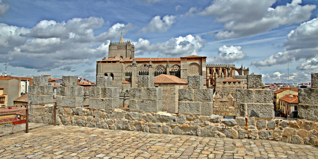 Diferentes espacios patrimoniales de Ávila, serán objeto del proyecto SHCity de gestión inteligente a base de monitorizar su patrimonio. Perfil de monumento de la ciudad.